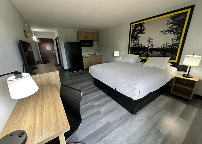 Super 8 By Wyndham Alexandria La Hotel