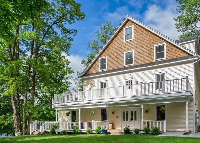 Lakehouse Inn Lee