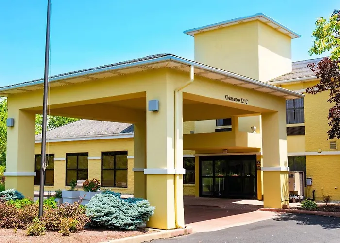 Quality Inn & Suites Oakwood Village - Cleveland South