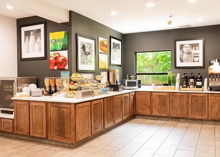 Quality Inn & Suites Oakwood Village - Cleveland South