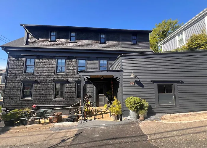 Crew'S Quarters Boarding House - Caters To Men Hotel Provincetown