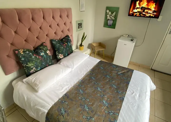 Mbathos Guesthouse Durban