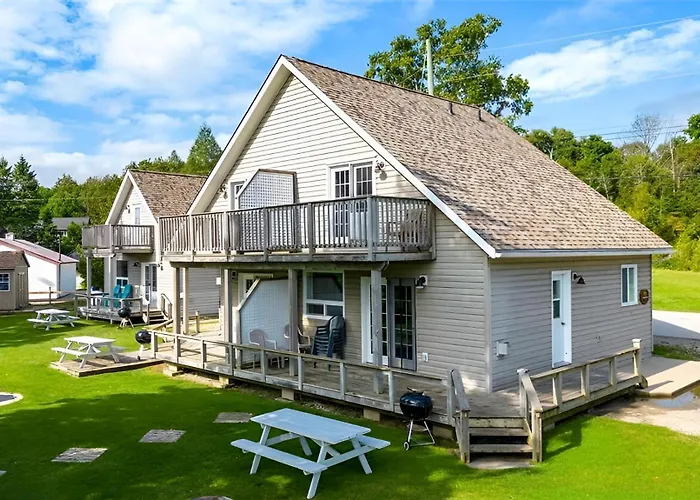 Lions Head Beach Motel & Cottages - Waterfront