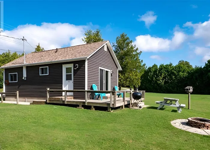 Lions Head Beach Motel & Cottages - Waterfront