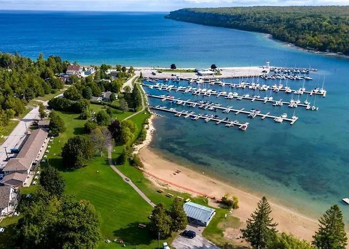 Lions Head Beach Motel & Cottages - Waterfront
