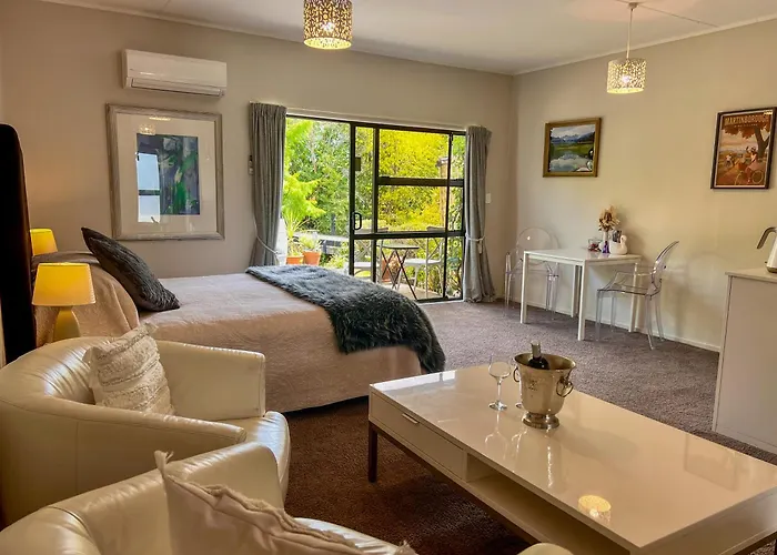 Swan House Bed & Breakfast Martinborough