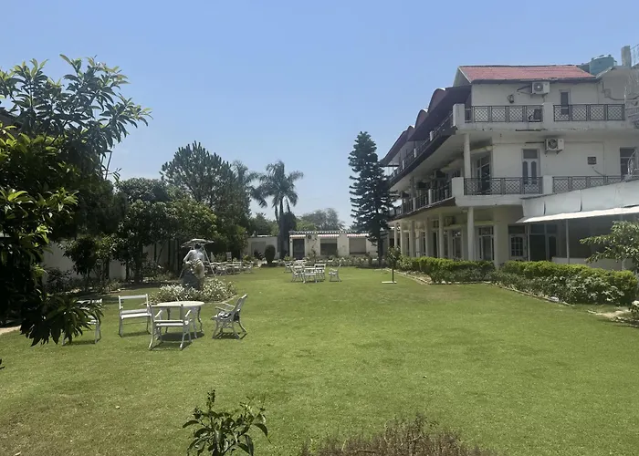 Skyview Stays I Party Lawns I Adjacent The Good Club I 1Km Sukhna Lake,Rock Garden & High Court I Chandigarh