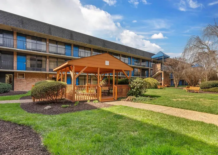 Suburban Studios Tysons Corner Vienna