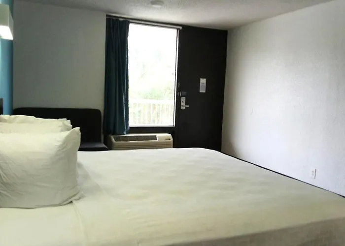 Blue Way Inn & Suites By Jasper Beeville