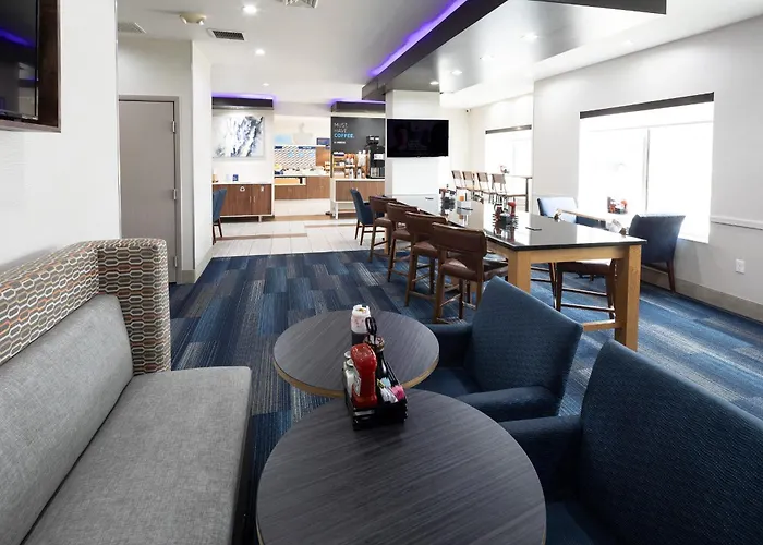 Holiday Inn Express & Suites Chicago West - St Charles By Ihg Saint Charles