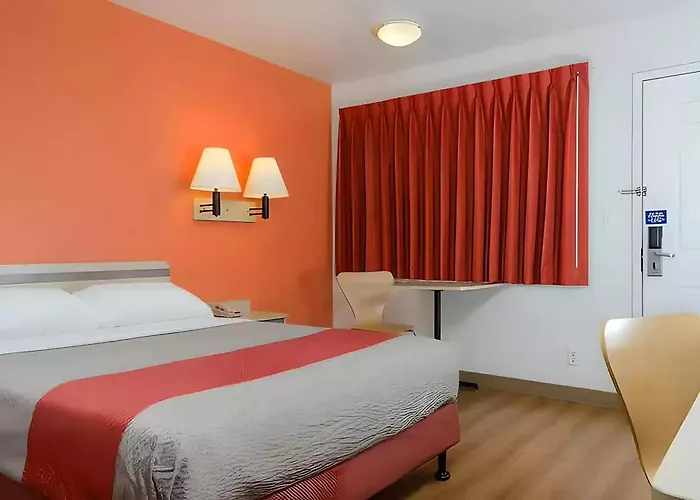 Super 8 By Wyndham Turlock Hotel