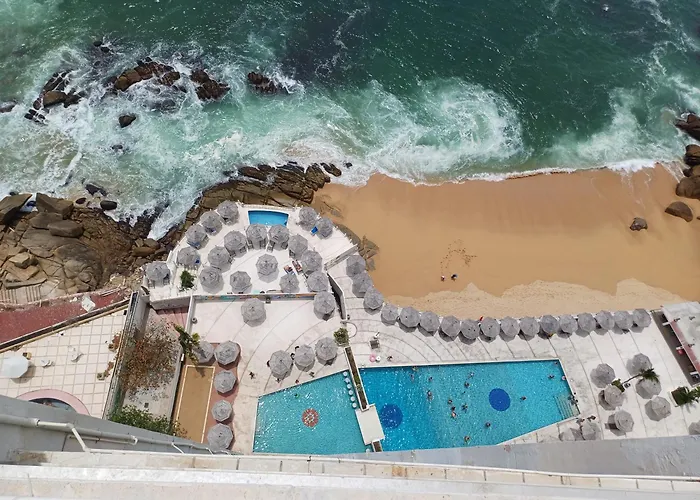 Hotel Torres Gemelas vista al mar a pie de playa Acapulco