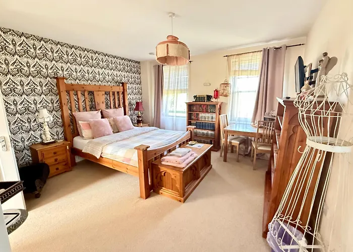 Upton Country Park Guest House Northampton