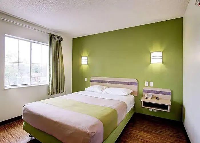 Super 8 By Wyndham Aurora East Hotel