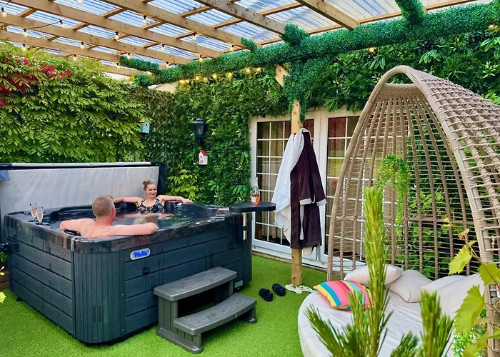Finn Village - Loch Lomond Villa - The Jungle Room With A Private Hot Tub Drymen