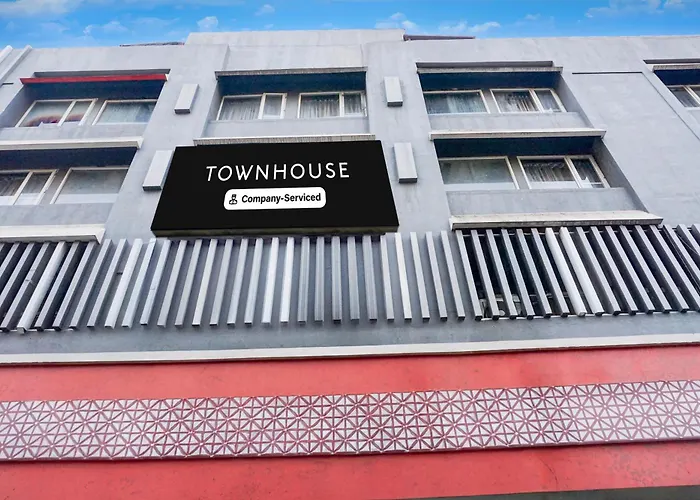 Super Townhouse Mg Road Pune