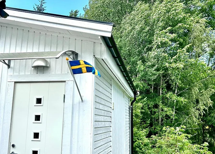 Lilla Huset Bed & Breakfast - Countryside Guesthouse, Free Parking Orebro