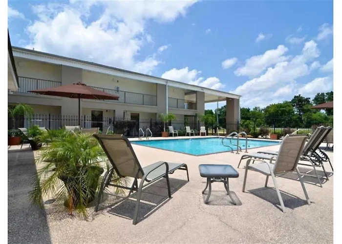 Motel 6-Mobile, Al Tillmans Corner