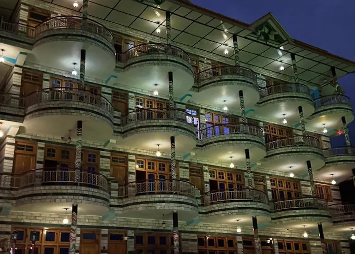 Eyesky, Tosh Hotel