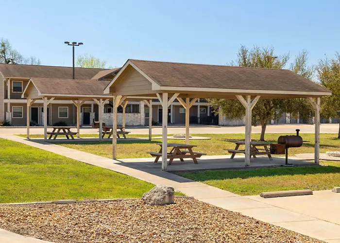 Eagle'S Den Three Rivers Texas A Travelodge By Wyndham