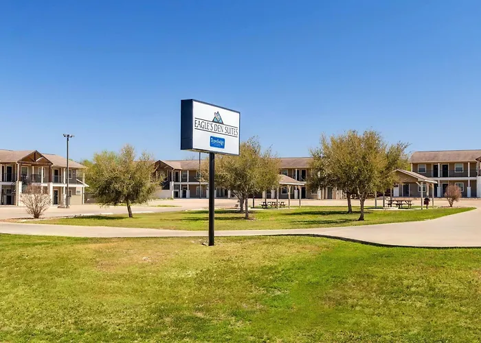 Eagle'S Den Three Rivers Texas A Travelodge By Wyndham