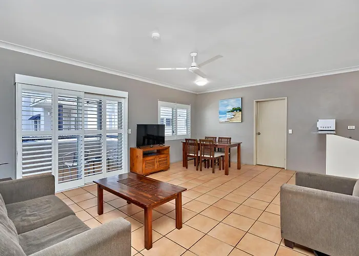 Cairns Reef Apartments & Motel