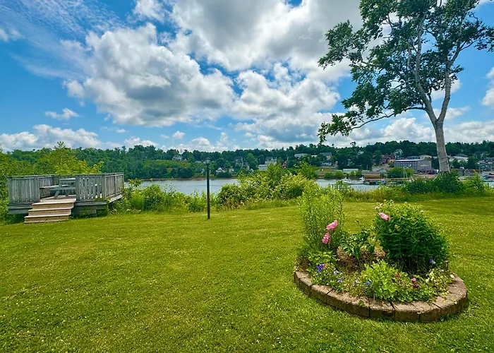 Lanes Riverhouse Inn & Cottages Montague