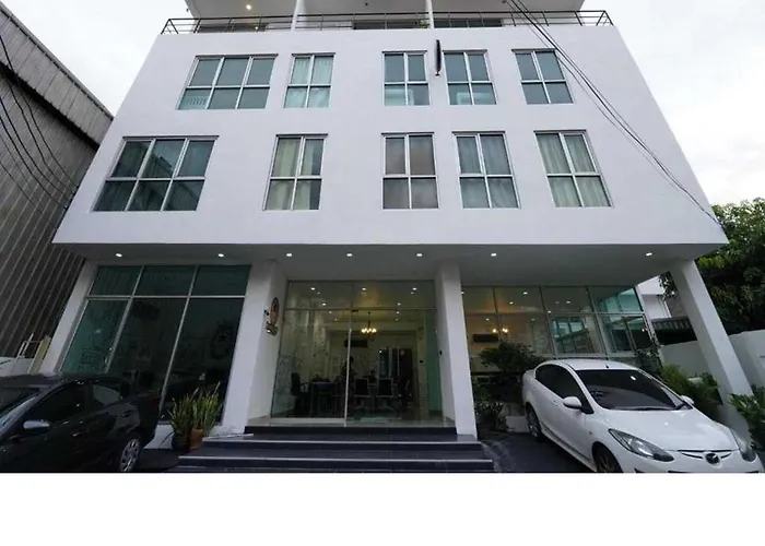 Rq Bangkok Sukhumvit 50 By Collection O Hotel