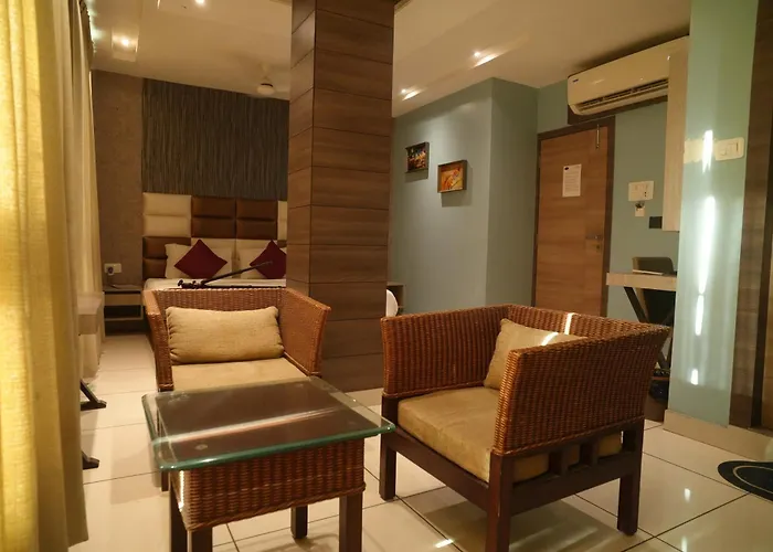 Hotel Galaxy Inn !! 5 Min From Nemcare Hospital !! Guwahati