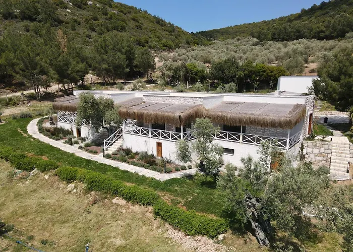 Urla Da Doga Icinde Ciftlik Evleri Gaia Salamoria