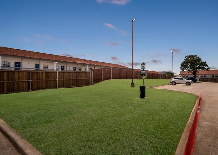 Red Roof Inn & Suites Euless - Dfw Airport Southwest