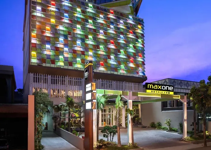 Maxonehotel Tidar Surabaya