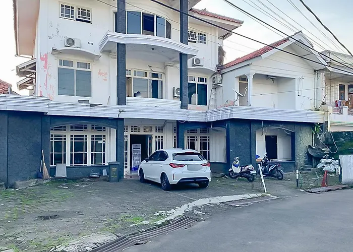 RedDoorz near Metro Bandung Hotel