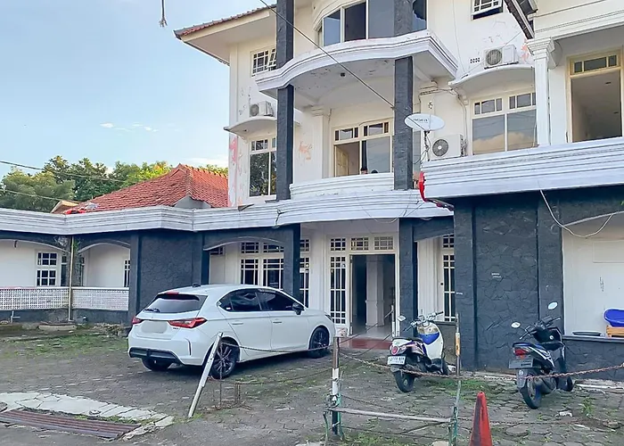RedDoorz near Metro Bandung Hotel