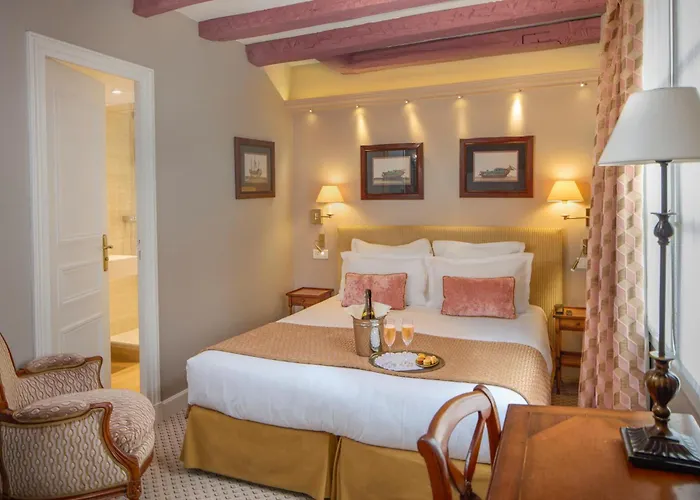 Le Relais Saint Honore Paris