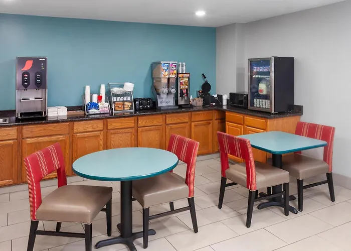 Super 8 By Wyndham Mchenry Fox Lake Area