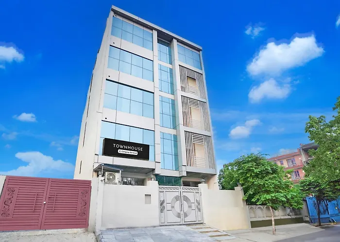 Super Townhouse Sector 63 A Noida Hotel