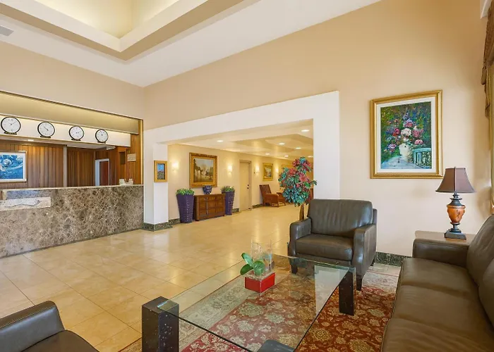 Ramada By Wyndham Hawthorne/Lax Hotel