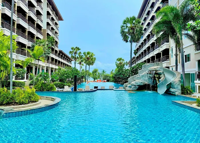 Welcome World Beachfront Resort Pattaya