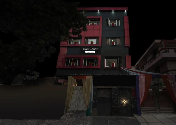 Super Townhouse Maithli Marg Sector 55 Formerly Red Roof Noida