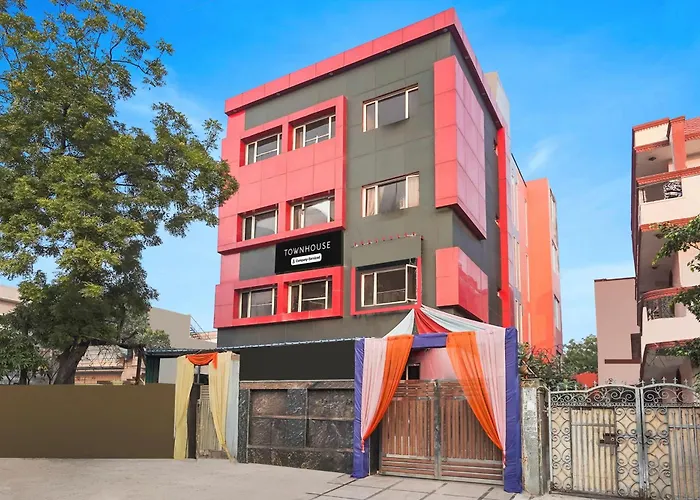 Super Townhouse Maithli Marg Sector 55 Formerly Red Roof Noida