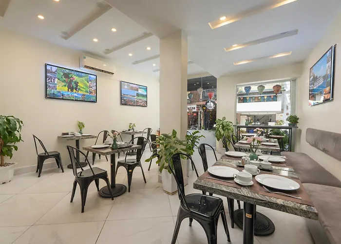 Queen Cafe Hotel & Pub Hanoi