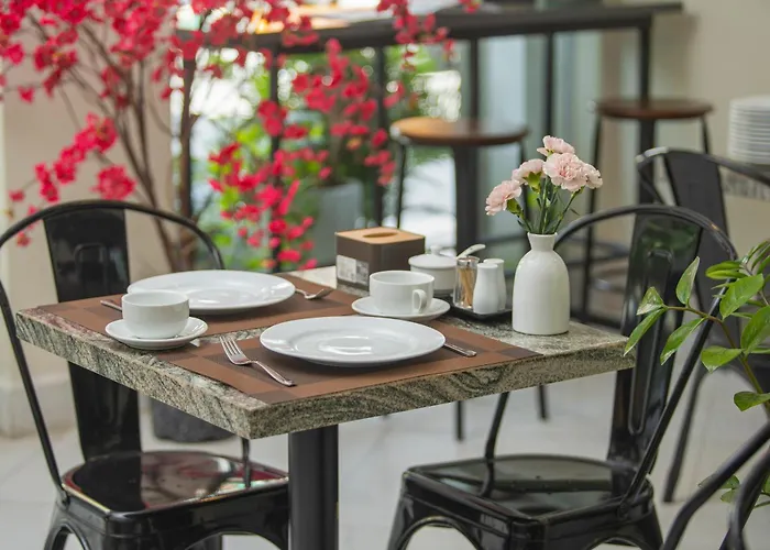 Queen Cafe Hotel & Pub Hanoi