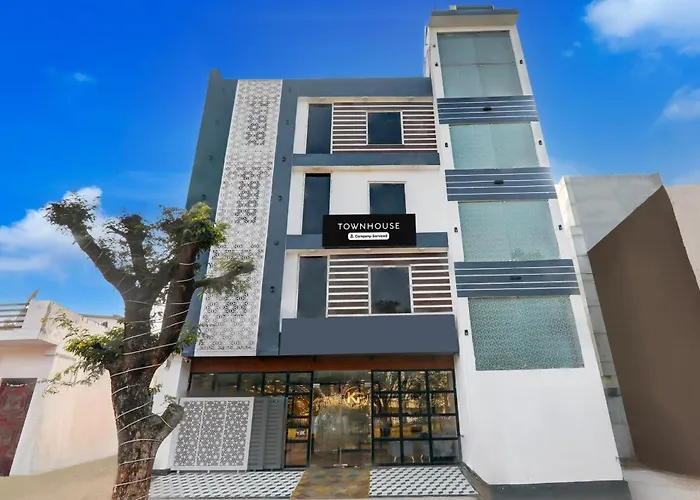 Super Townhouse Shaheed Path Near Ambedkar University Formerly Kings Paradise Lucknow