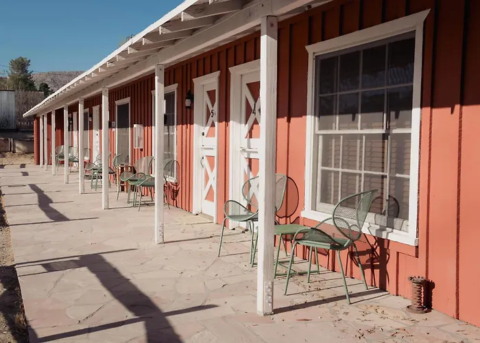 Room 6 - Downtown Joshua Tree Motel - Pet Friendly - Walk To Shops & Visitor Center, Minutes To Park Entrance