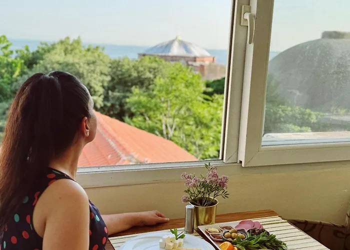 Bachos Hotel Sultanahmet Enjoy Breakfast On The Teracce With A Sea View İstanbul