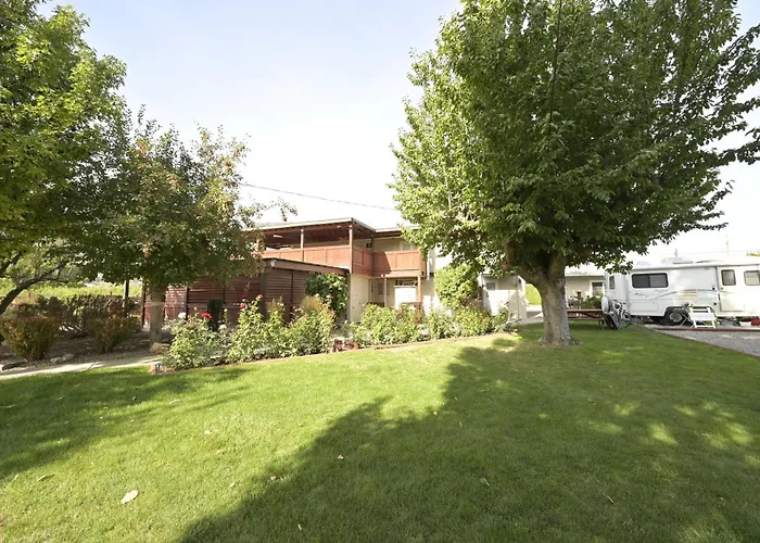 Maple Leaf Motel & Rv Park Resort Oliver