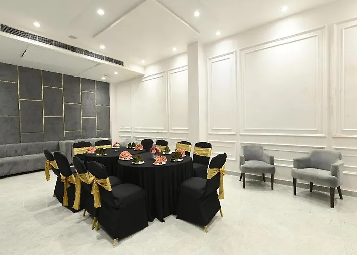 Hotel Avalon Palms Agra