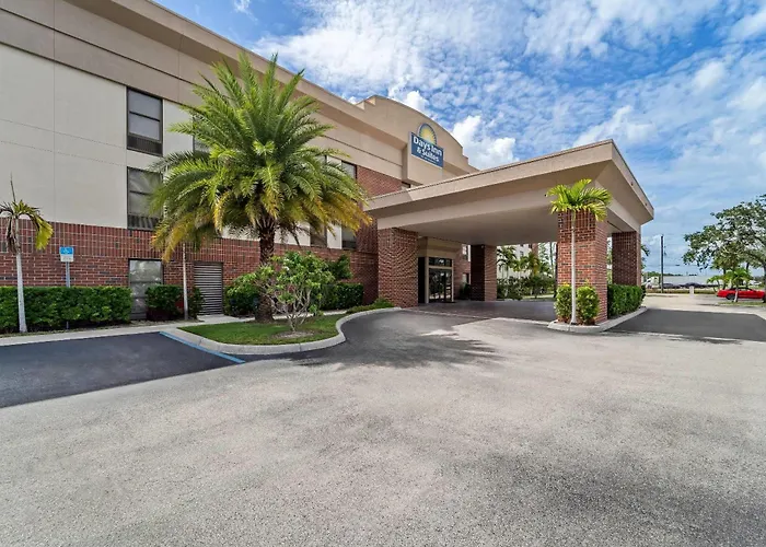 Days Inn & Suites By Wyndham Fort Myers Near Jetblue Park Gateway