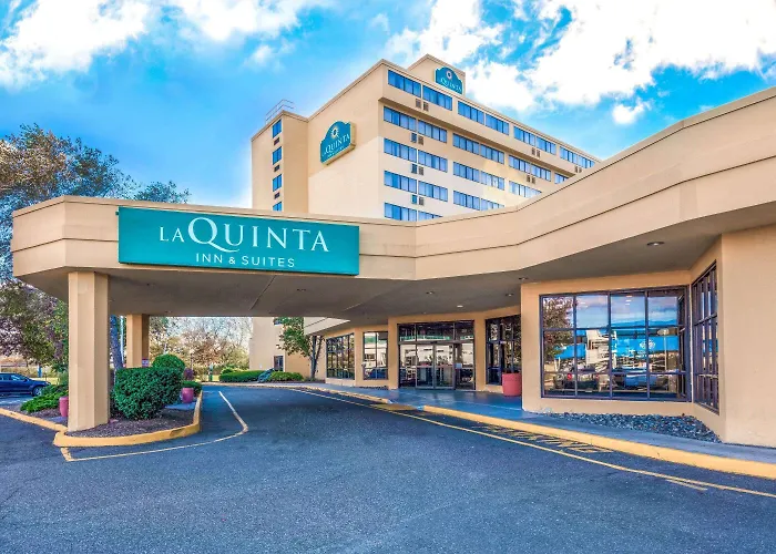 La Quinta By Wyndham Secaucus Meadowlands Hotel
